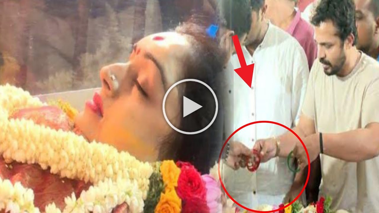 Vijaya Raghavendra put saffron on his wife Spandana's forehead and decorated it with flowers